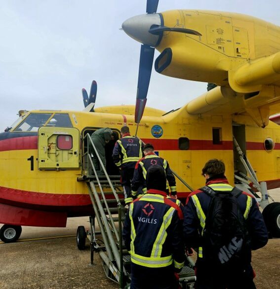 Alumnos de FP Vigiles exploran el mundo de los bomberos Alumnos de FP Vigiles exploran el mundo de los bomberos aeroportuarios y el 43 Grupo de lucha contra incendios forestales