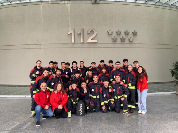Alumnos de FP Vigiles visitan el centro 112 Alumnos de FP Vigiles visitan el centro 112 de la Comunidad de Madrid: Una experiencia enriquecedora en gestión de emergencias